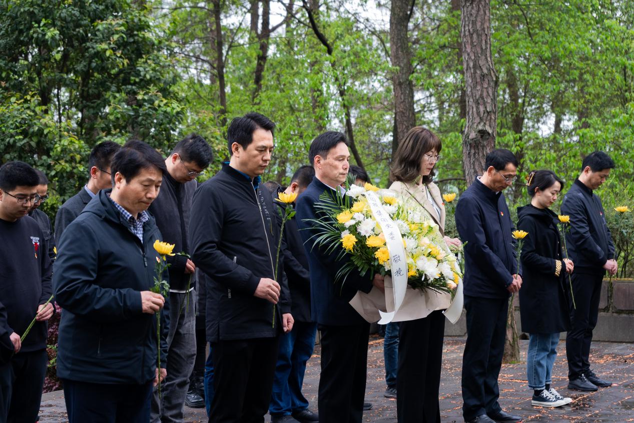 區(qū)國(guó)投集團(tuán)開(kāi)展四月祭英烈主題黨日活動(dòng)